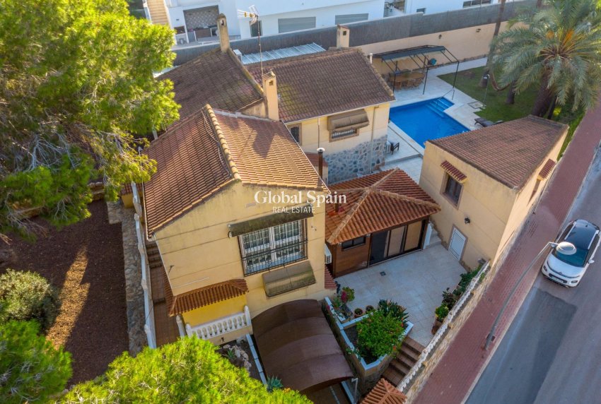Wiederverkauf - VILLA -
TORREVIEJA - LOS BALCONES - LOS ALTOS