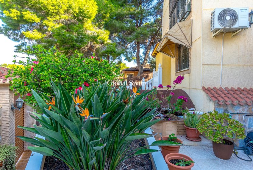 Wiederverkauf - VILLA -
TORREVIEJA - LOS BALCONES - LOS ALTOS
