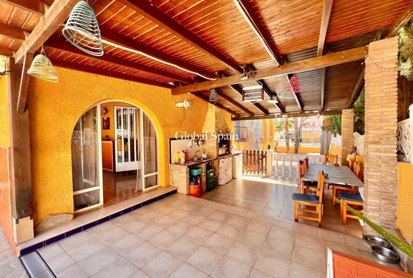 Wiederverkauf - VILLA -
TORREVIEJA - LOS BALCONES - LOS ALTOS