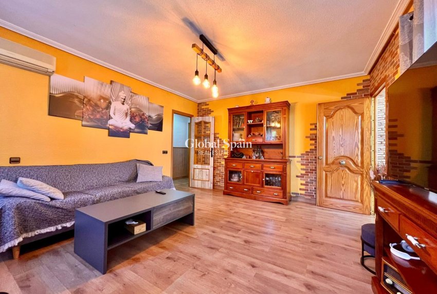 Wiederverkauf - VILLA -
TORREVIEJA - LOS BALCONES - LOS ALTOS