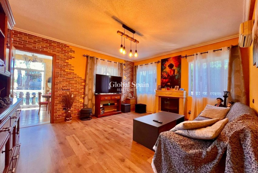 Wiederverkauf - VILLA -
TORREVIEJA - LOS BALCONES - LOS ALTOS