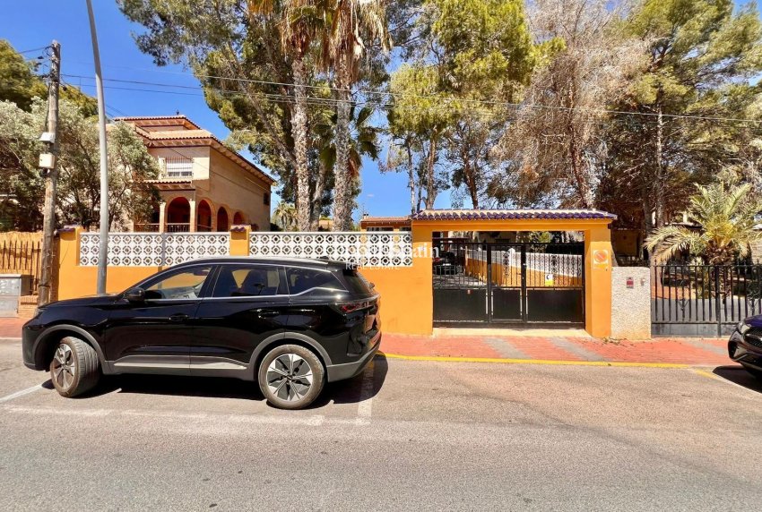 Wiederverkauf - VILLA -
TORREVIEJA - LOS BALCONES - LOS ALTOS