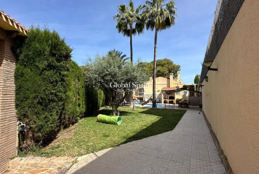 Wiederverkauf - VILLA -
TORREVIEJA - LOS BALCONES - LOS ALTOS