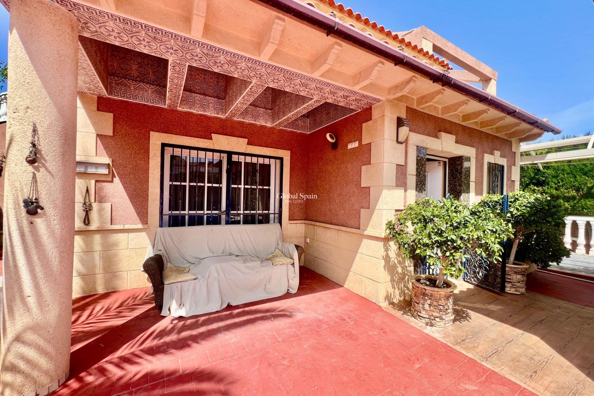 Wiederverkauf - VILLA -
TORREVIEJA - LOS BALCONES - LOS ALTOS