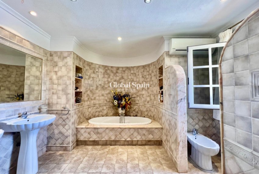 Wiederverkauf - VILLA -
TORREVIEJA - LOS BALCONES - LOS ALTOS