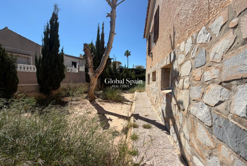 Wiederverkauf - VILLA -
TORREVIEJA - LOS BALCONES - LOS ALTOS