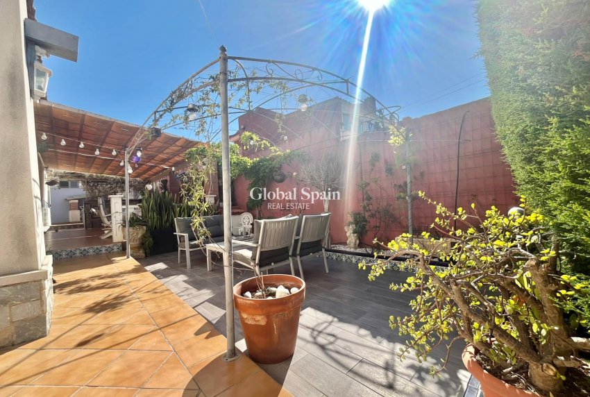 Wiederverkauf - VILLA -
TORREVIEJA - LOS BALCONES - LOS ALTOS