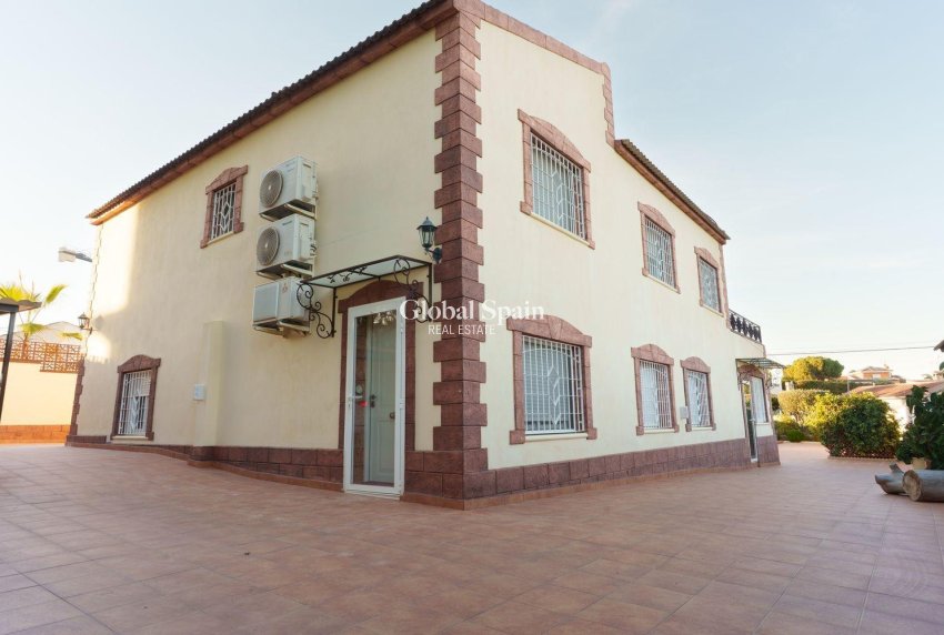 Wiederverkauf - VILLA -
TORREVIEJA - LOS BALCONES - LOS ALTOS