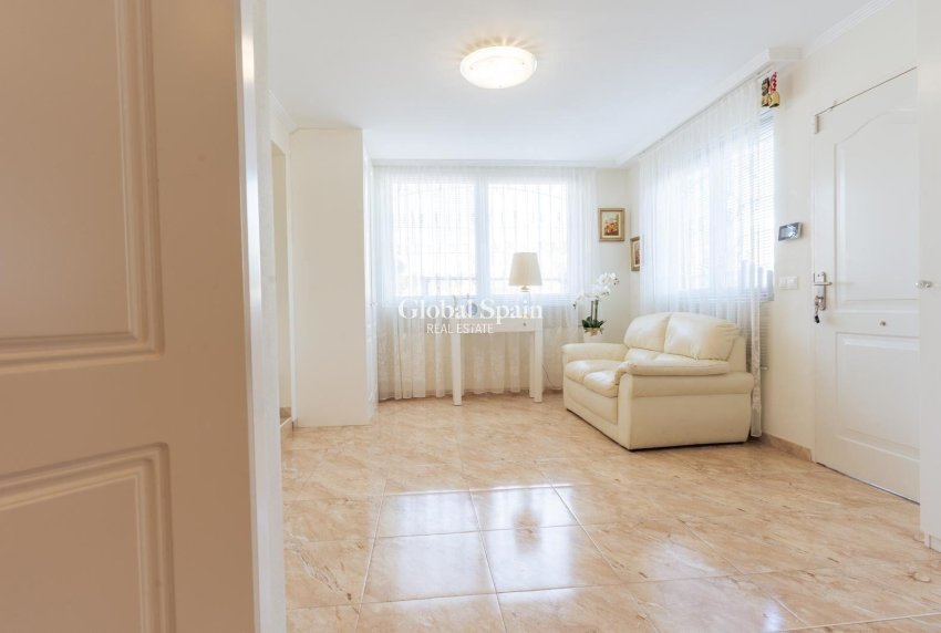 Wiederverkauf - VILLA -
TORREVIEJA - LOS BALCONES - LOS ALTOS