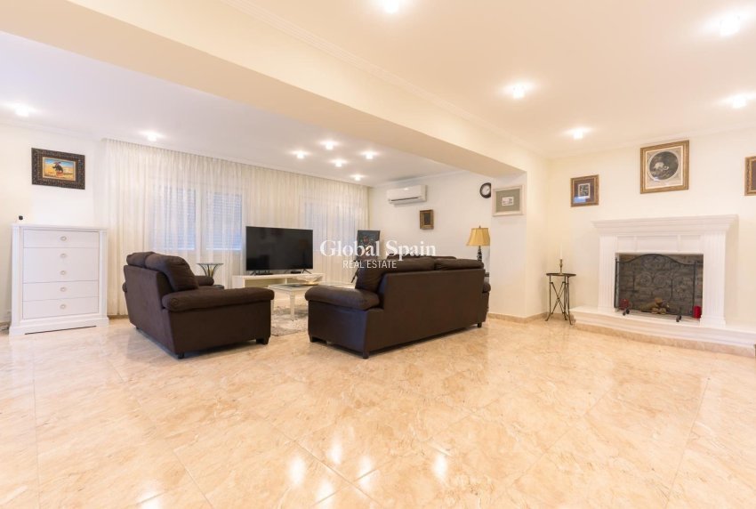 Wiederverkauf - VILLA -
TORREVIEJA - LOS BALCONES - LOS ALTOS