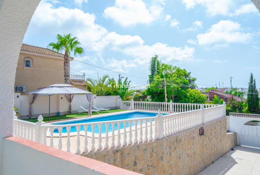 Wiederverkauf - VILLA -
TORREVIEJA - LOS BALCONES - LOS ALTOS
