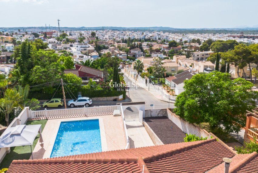 Wiederverkauf - VILLA -
TORREVIEJA - LOS BALCONES - LOS ALTOS
