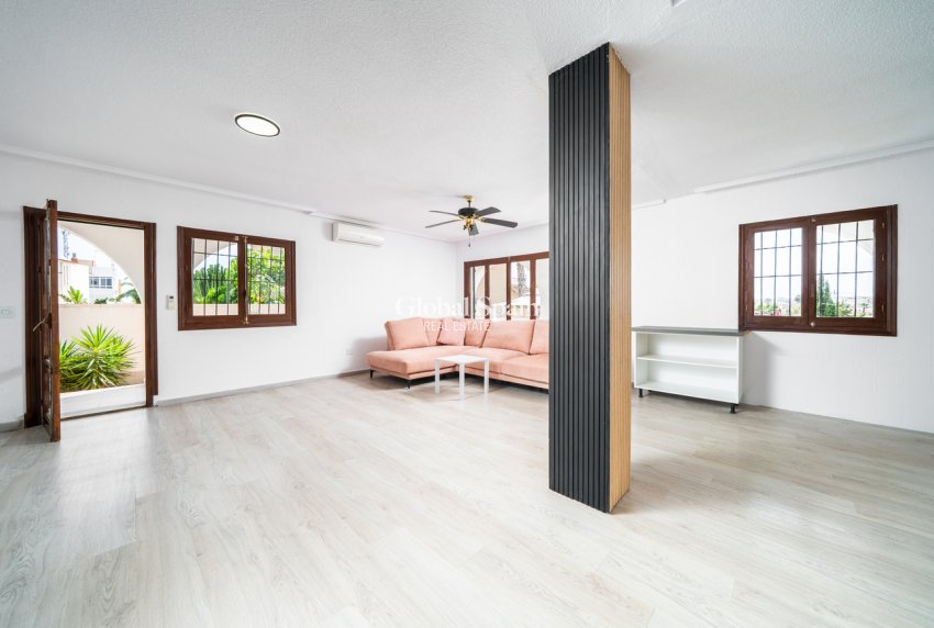Wiederverkauf - VILLA -
TORREVIEJA - LOS BALCONES - LOS ALTOS