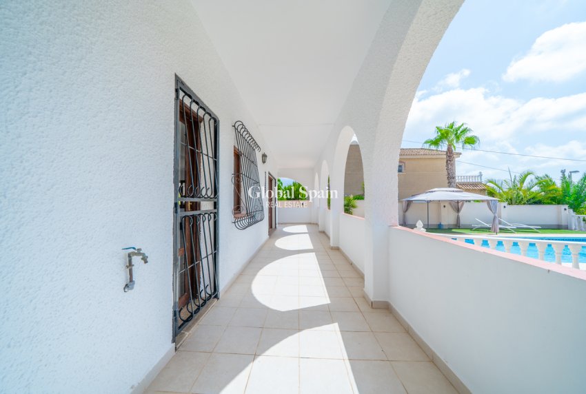 Wiederverkauf - VILLA -
TORREVIEJA - LOS BALCONES - LOS ALTOS