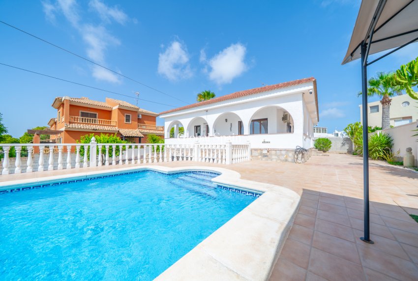 Wiederverkauf - VILLA -
TORREVIEJA - LOS BALCONES - LOS ALTOS