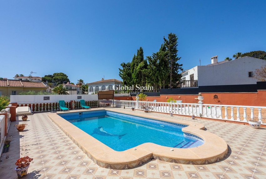 Wiederverkauf - VILLA -
TORREVIEJA - LOS BALCONES - LOS ALTOS