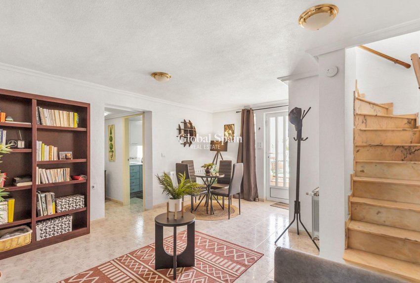 Wiederverkauf - VILLA -
TORREVIEJA - LOS BALCONES - LOS ALTOS