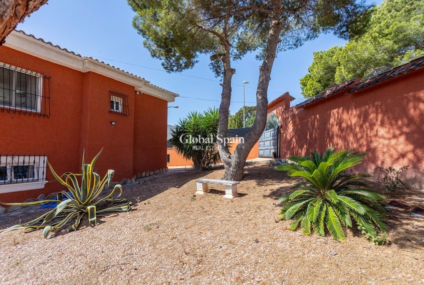 Wiederverkauf - VILLA -
TORREVIEJA - LOS BALCONES - LOS ALTOS