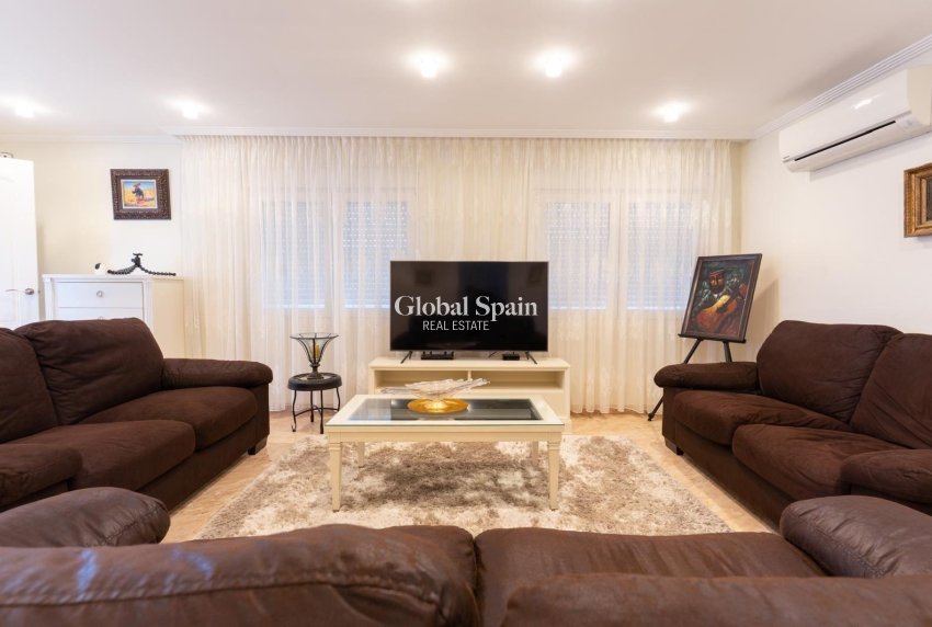 Wiederverkauf - VILLA -
TORREVIEJA - LOS BALCONES - LOS ALTOS