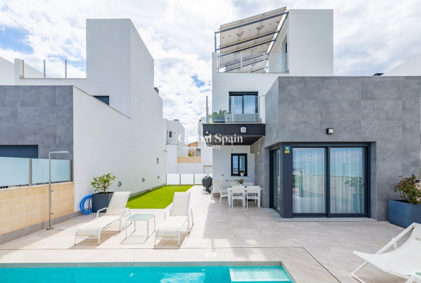 Wiederverkauf - Villa -
TORREVIEJA - LOS BALCONES - LOS ALTOS