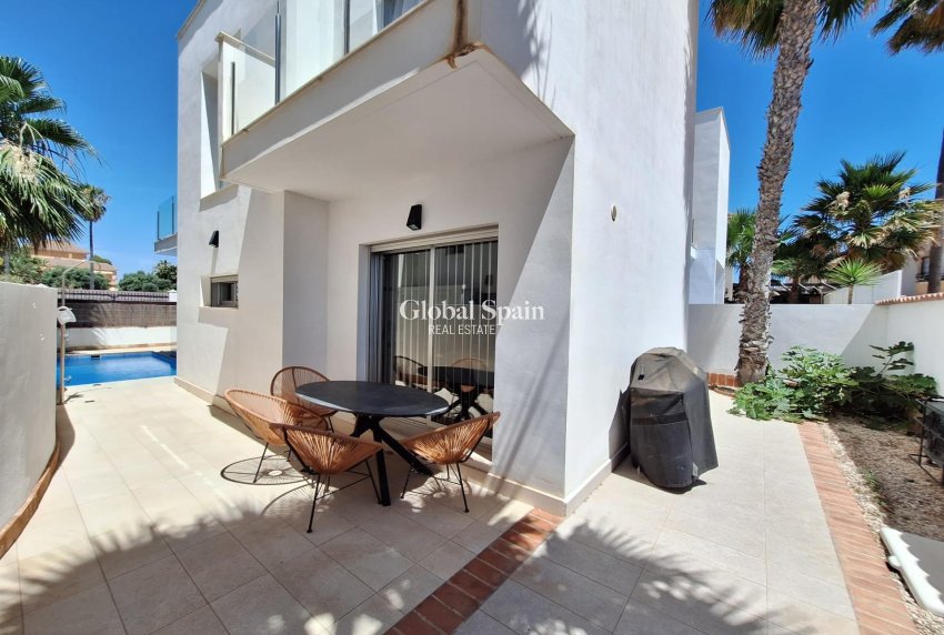 Wiederverkauf - VILLA -
TORREVIEJA - Los Frutales