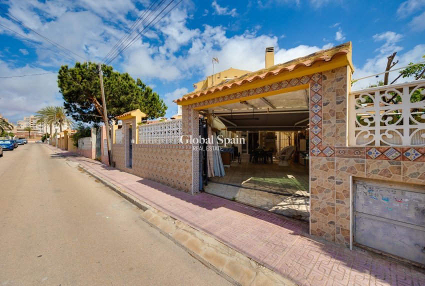 Wiederverkauf - VILLA -
TORREVIEJA - Playa de los Locos