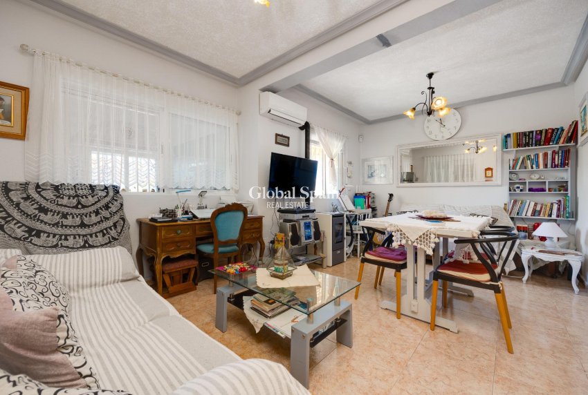 Wiederverkauf - VILLA -
TORREVIEJA - Playa de los Locos