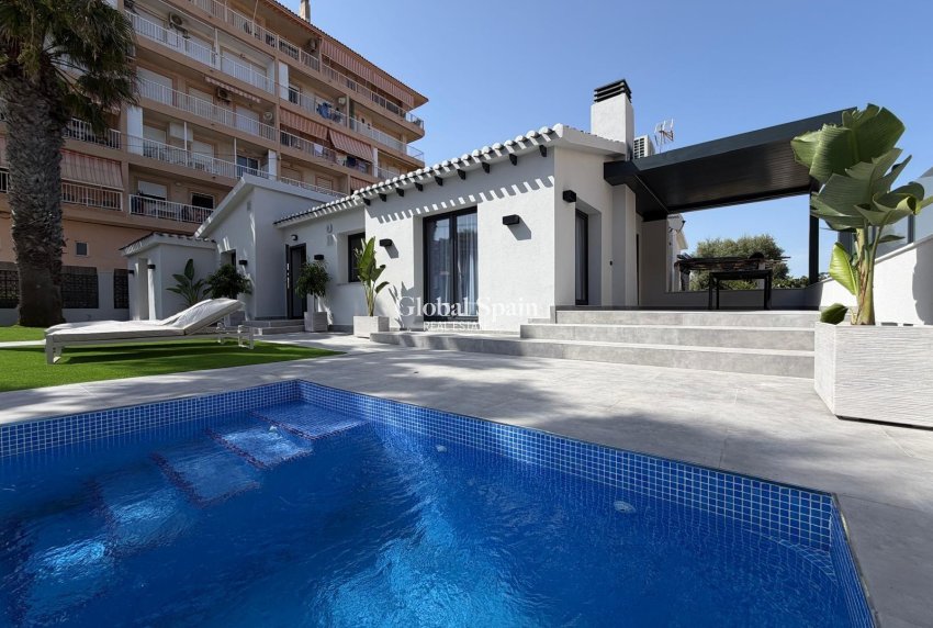 Wiederverkauf - VILLA -
TORREVIEJA - Punta Prima