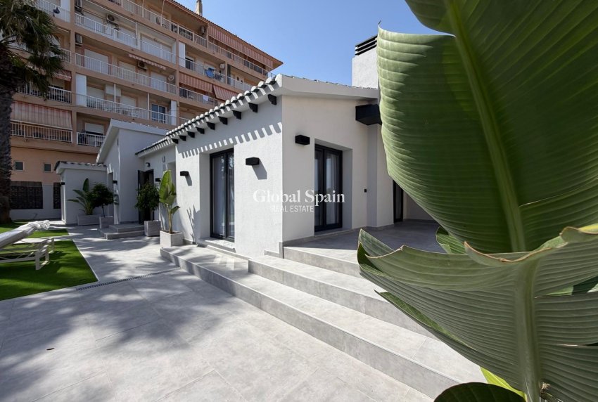 Wiederverkauf - VILLA -
TORREVIEJA - Punta Prima