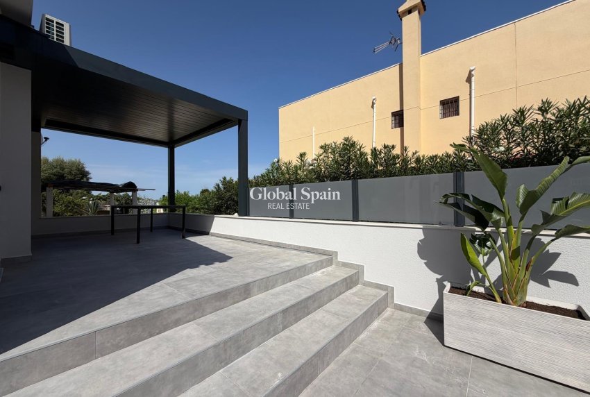 Wiederverkauf - VILLA -
TORREVIEJA - Punta Prima