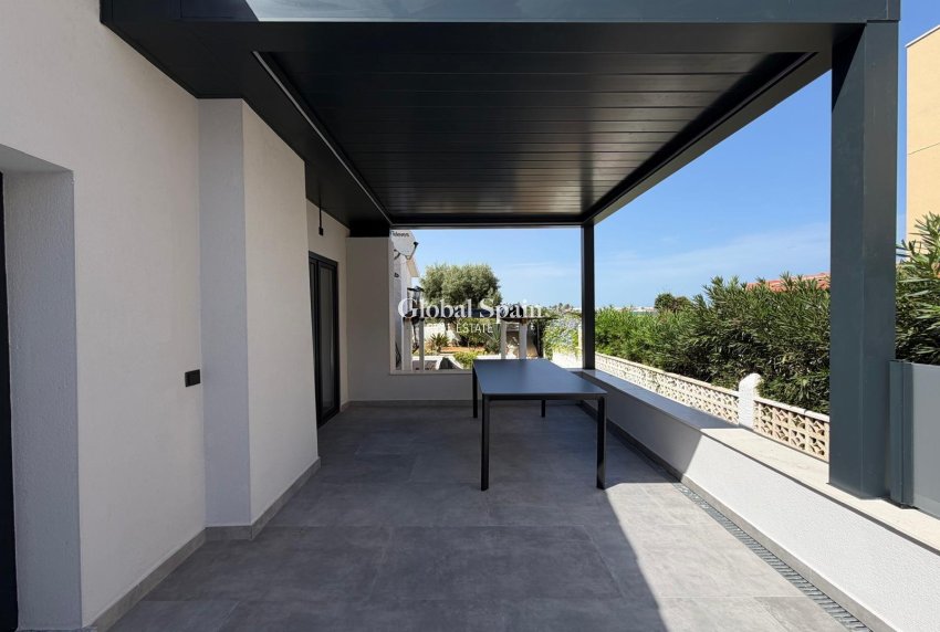 Wiederverkauf - VILLA -
TORREVIEJA - Punta Prima