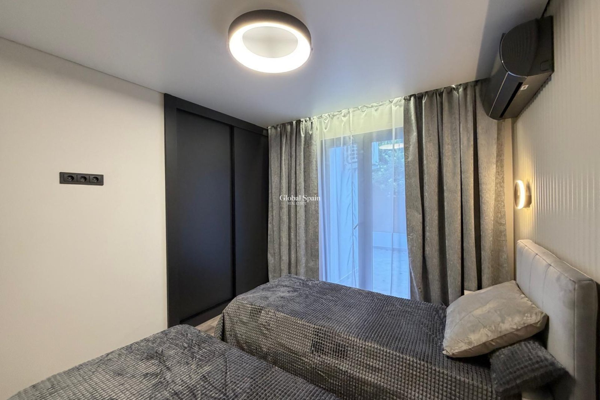 Wiederverkauf - VILLA -
TORREVIEJA - Punta Prima