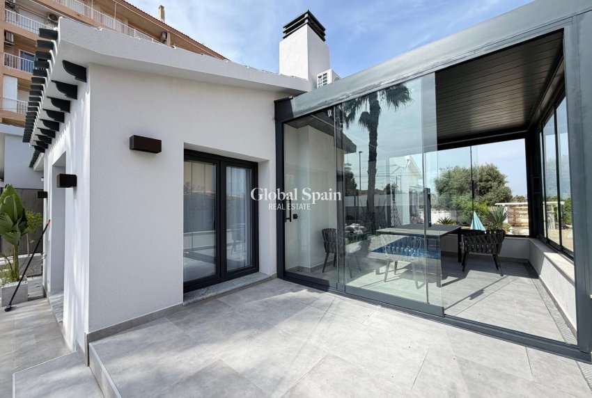 Wiederverkauf - VILLA -
TORREVIEJA - Punta Prima