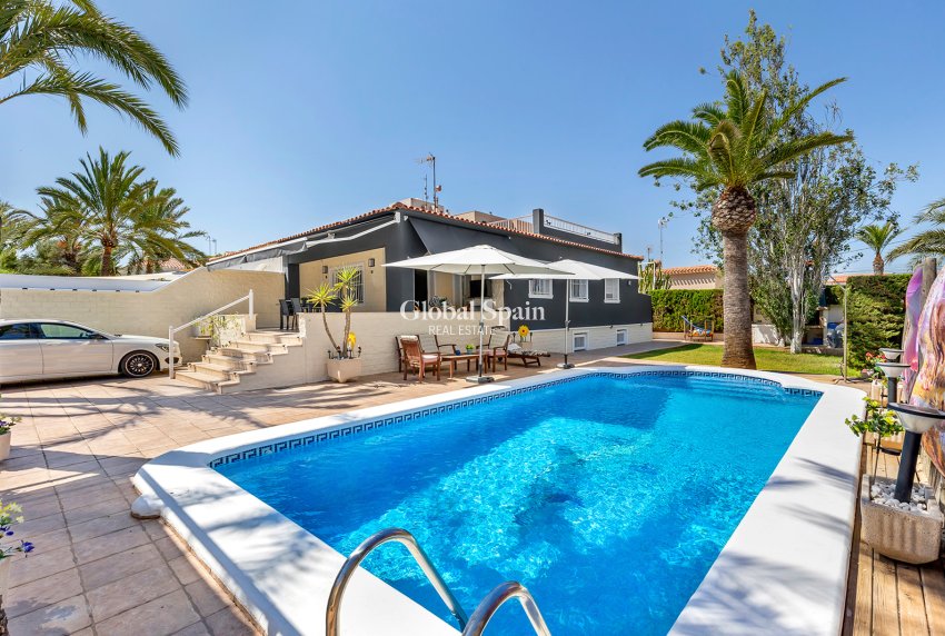 Wiederverkauf - Villa -
TORREVIEJA - Rocio del Mar