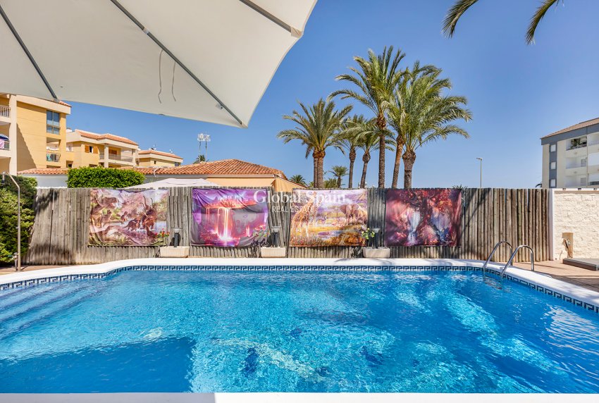 Wiederverkauf - Villa -
TORREVIEJA - Rocio del Mar