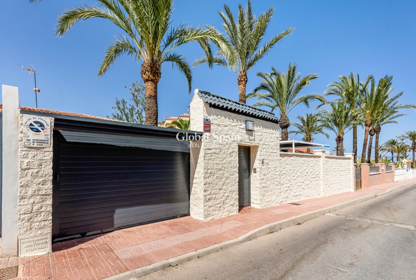Wiederverkauf - Villa -
TORREVIEJA - Rocio del Mar