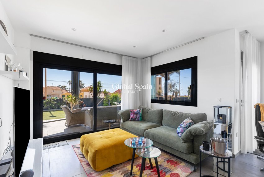 Wiederverkauf - VILLA -
TORREVIEJA - Rosaleda