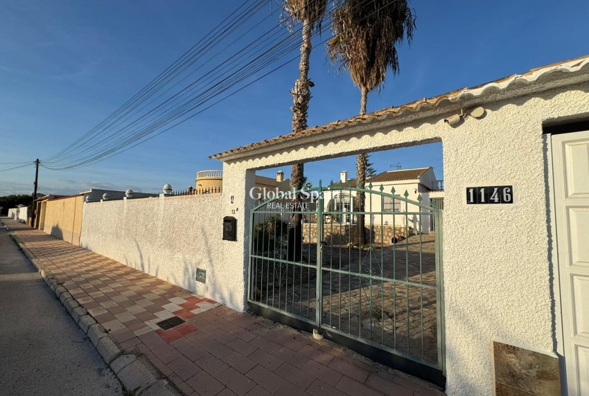 Wiederverkauf - VILLA -
TORREVIEJA - San luis