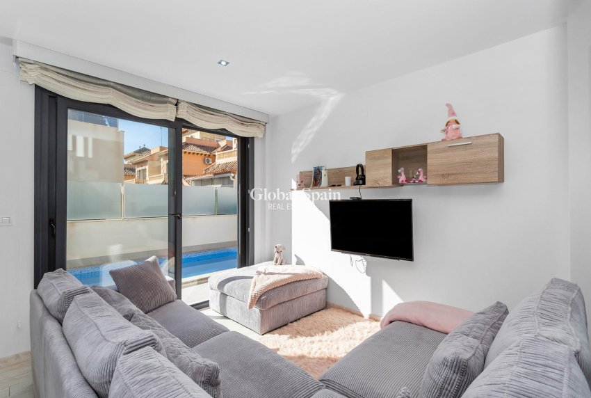 Wiederverkauf - Villa -
TORREVIEJA - Sector 25