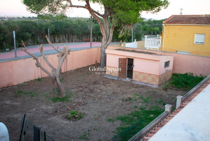 Wiederverkauf - VILLA -
TORREVIEJA - Torrevieja