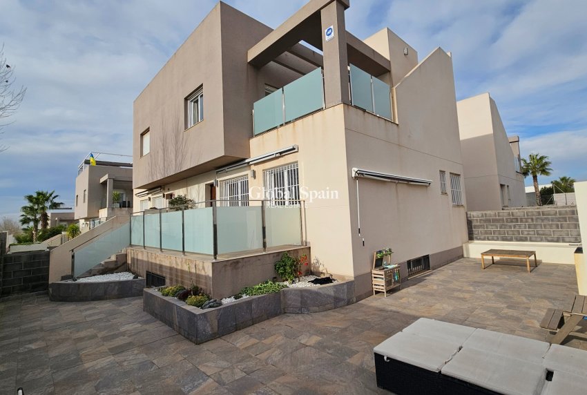 Wiederverkauf - VILLA -
TORREVIEJA - Torrevieja