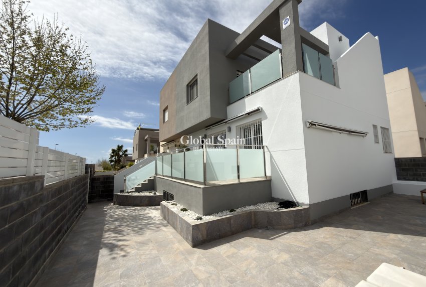 Wiederverkauf - VILLA -
TORREVIEJA - Torrevieja