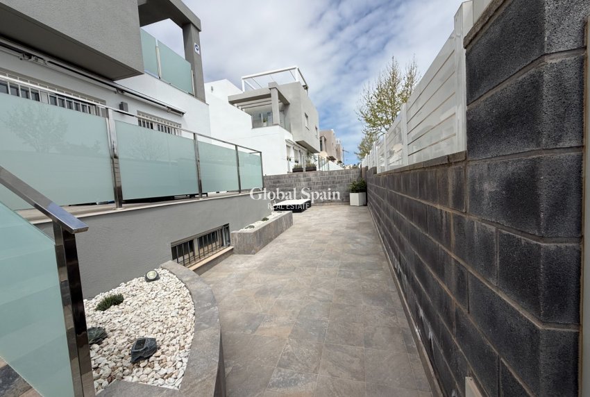 Wiederverkauf - VILLA -
TORREVIEJA - Torrevieja