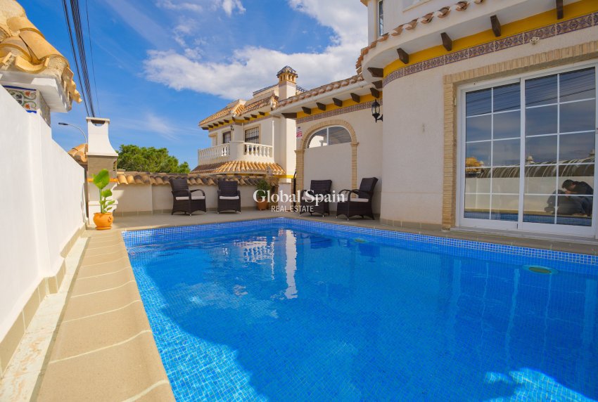 Wiederverkauf - VILLA -
TORREVIEJA - Torrevieja
