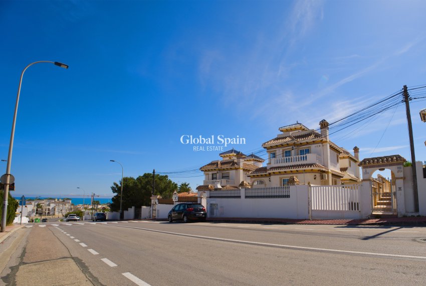 Wiederverkauf - VILLA -
TORREVIEJA - Torrevieja