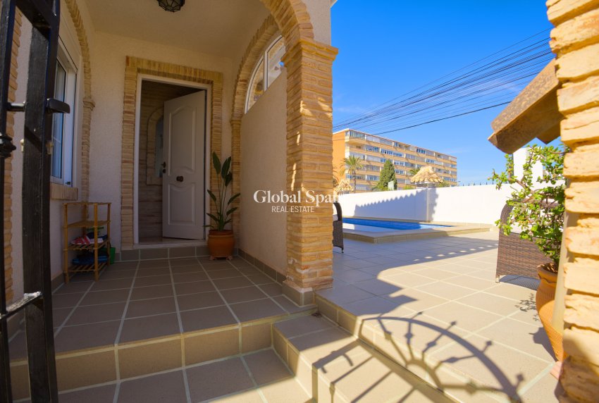 Wiederverkauf - VILLA -
TORREVIEJA - Torrevieja