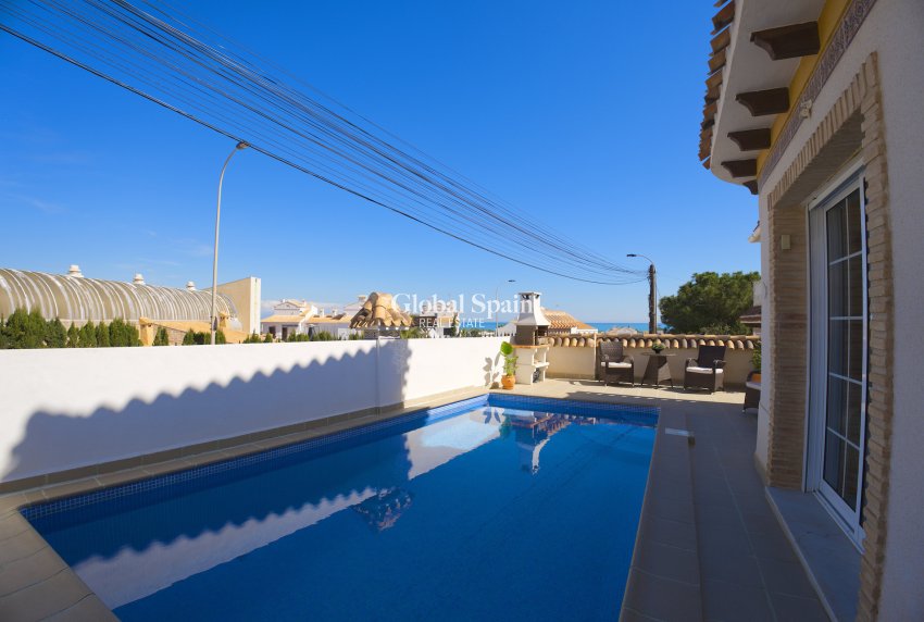 Wiederverkauf - VILLA -
TORREVIEJA - Torrevieja