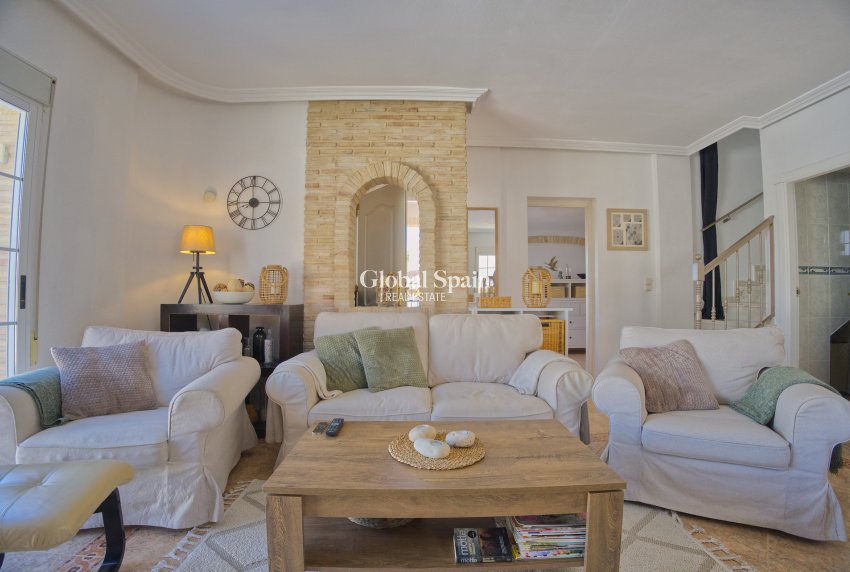 Wiederverkauf - VILLA -
TORREVIEJA - Torrevieja