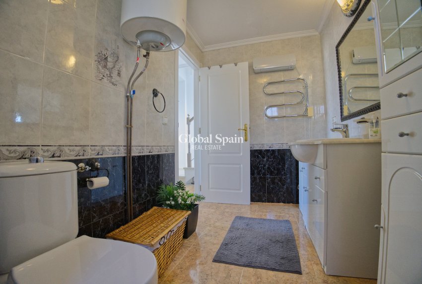 Wiederverkauf - VILLA -
TORREVIEJA - Torrevieja