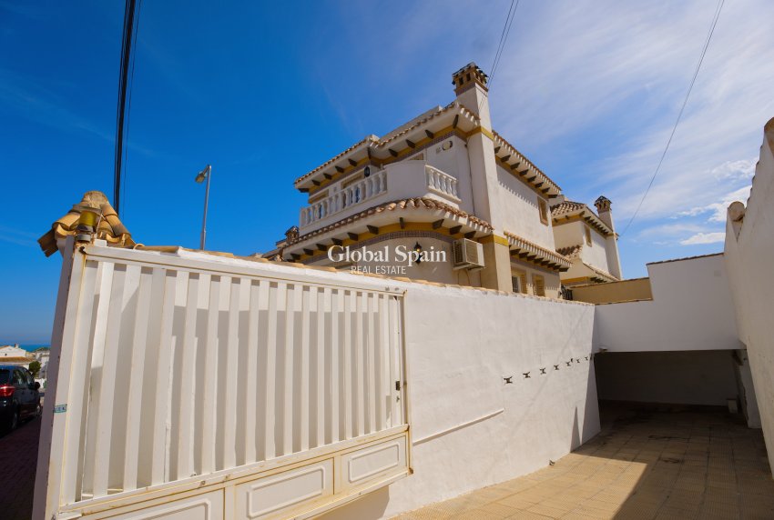 Wiederverkauf - VILLA -
TORREVIEJA - Torrevieja